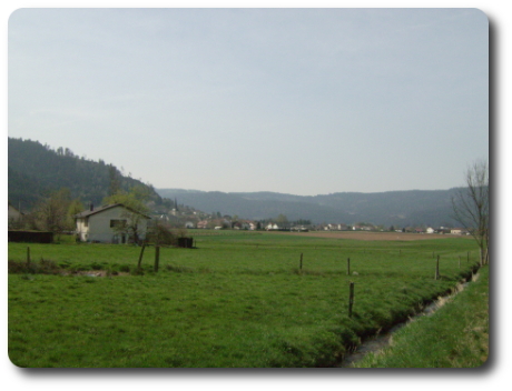 La plaine de Dommartin-lès-Remiremont, avec au fond la vallée de la Haute Moselle
