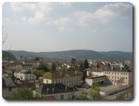 Vue sur l'ouest de la ville de Remiremont avec au fond le
massif de
Saint-Nabord, porte de la Vôge