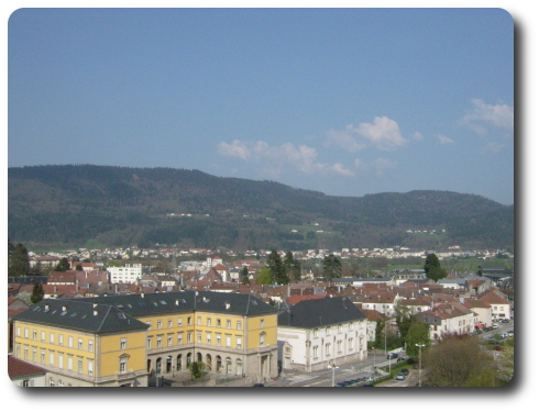 La ville de Remiremont dominée par le Fossard et le Morthomme de l'autre côté de la vallée de la Moselle