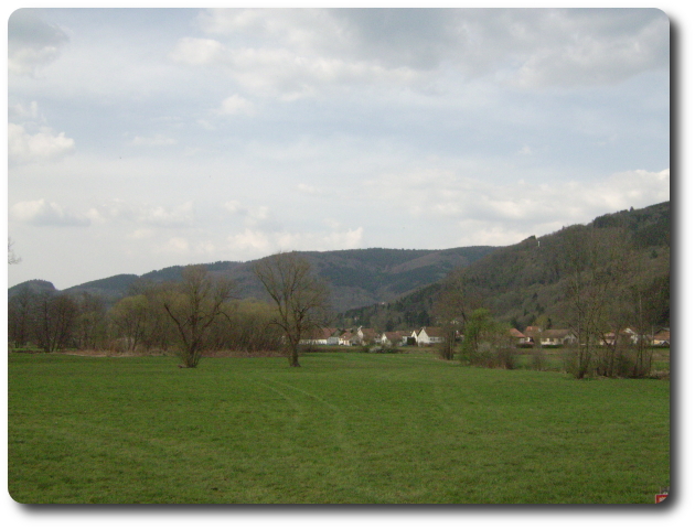 La vallée de la Haute Moselle à Rupt-sur-Moselle et les reliefs des Vosges Moyennes